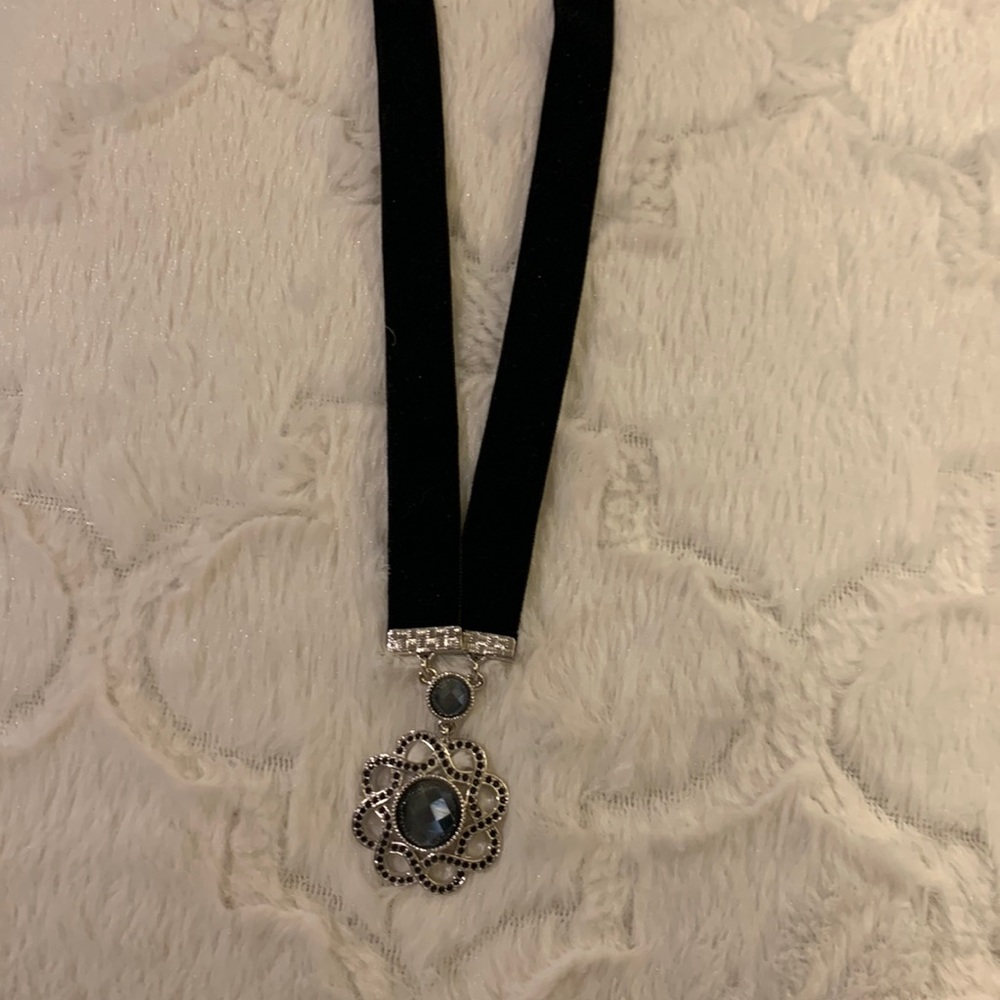 V&A Hematite‎ Necklace.Stunning.Black velvet